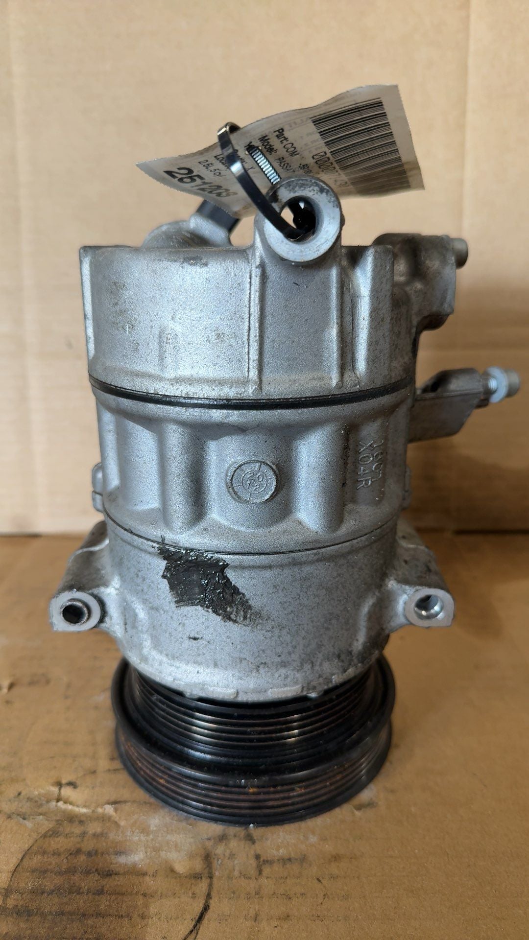 AC Compressor from a 2013 Volkswagen Passat, photo 3