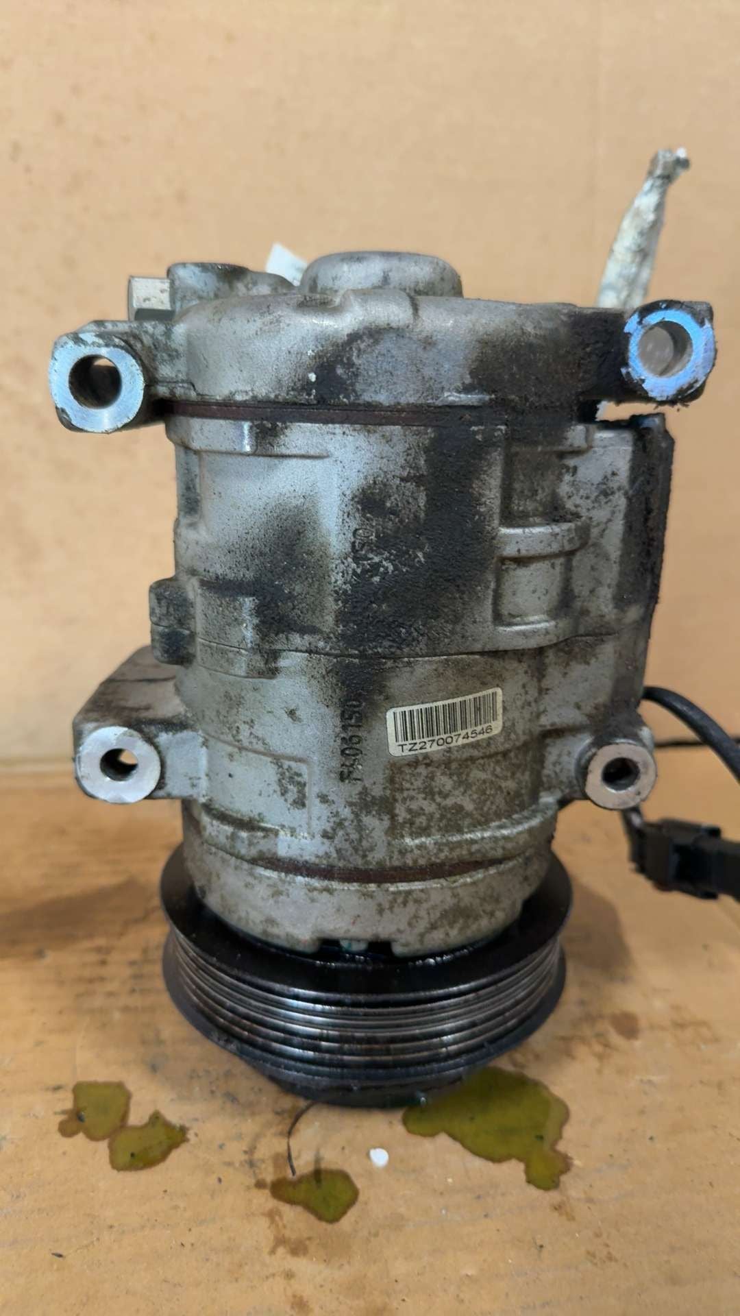 AC Compressor from a 2011 Volkswagen Routan, photo 1