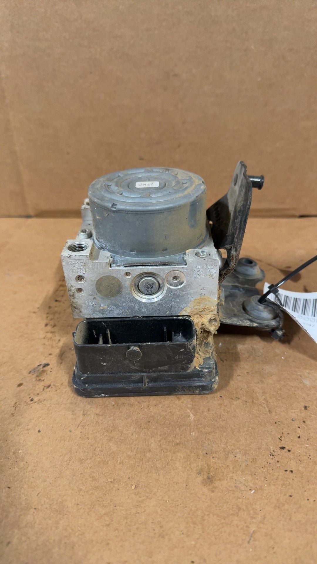 ABS Pump Module from a 2014 Dodge Dart, photo 2