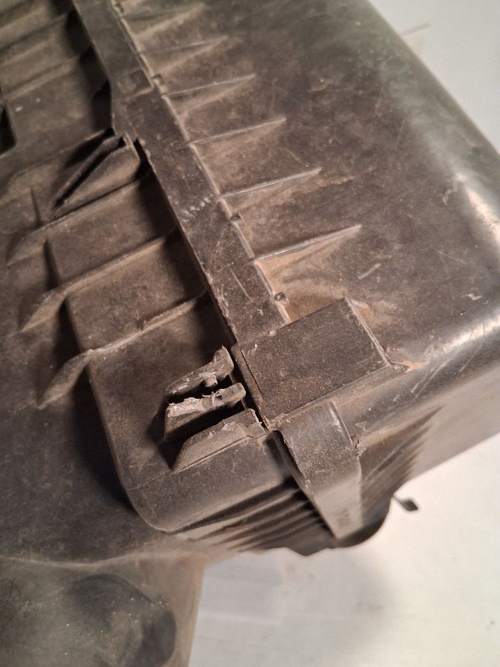 Air Filter Box from a 1999 Lexus RX300, photo 5