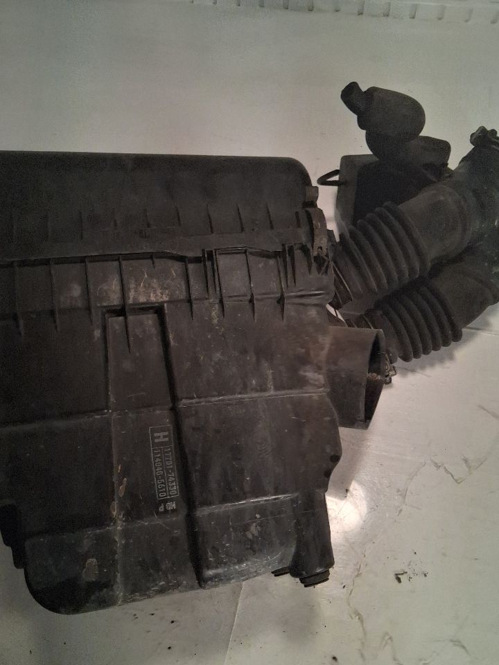 Air Filter Box from a 2002 Lexus RX300, photo 4