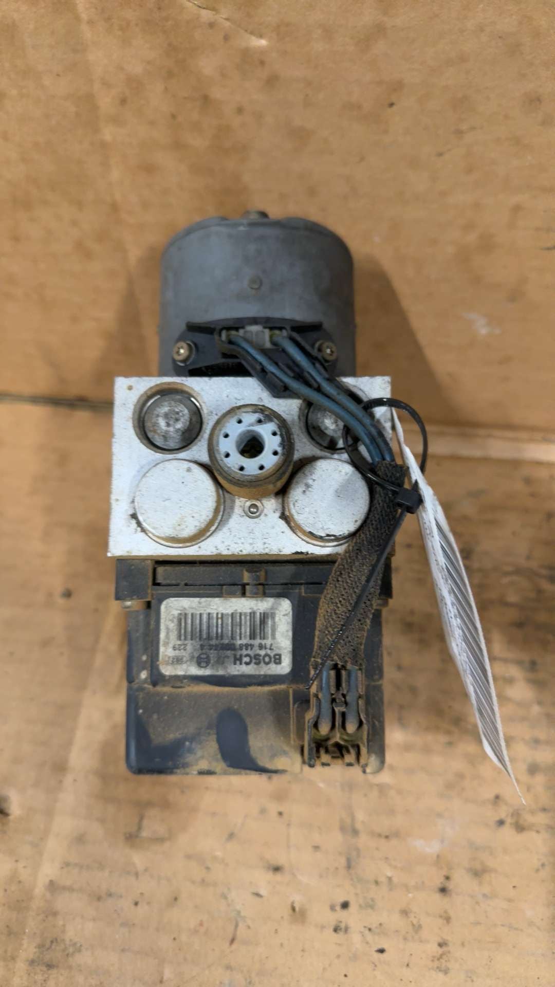 ABS Pump Module from a 2005 Dodge Durango, photo 3