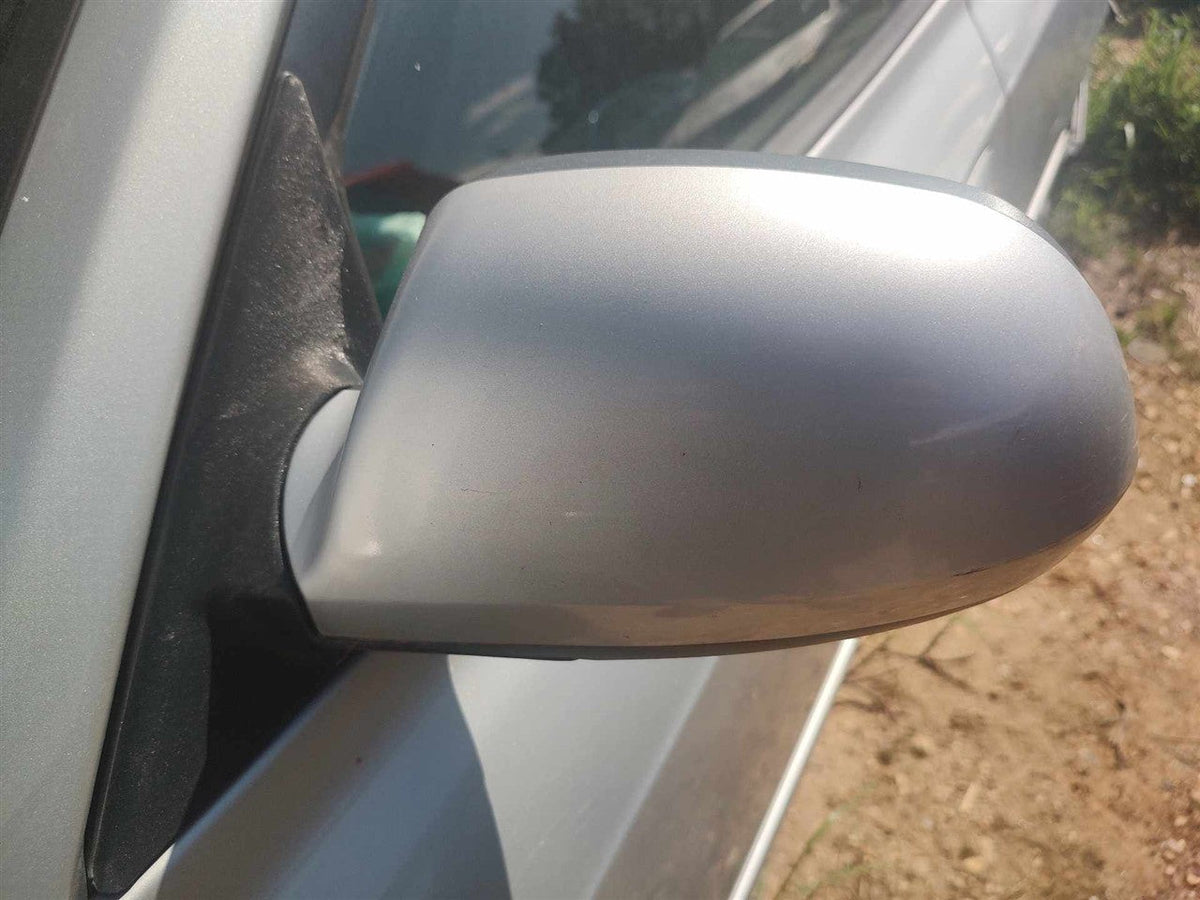Side View Mirror from a 2005 Hyundai Elantra, left side, photo 1