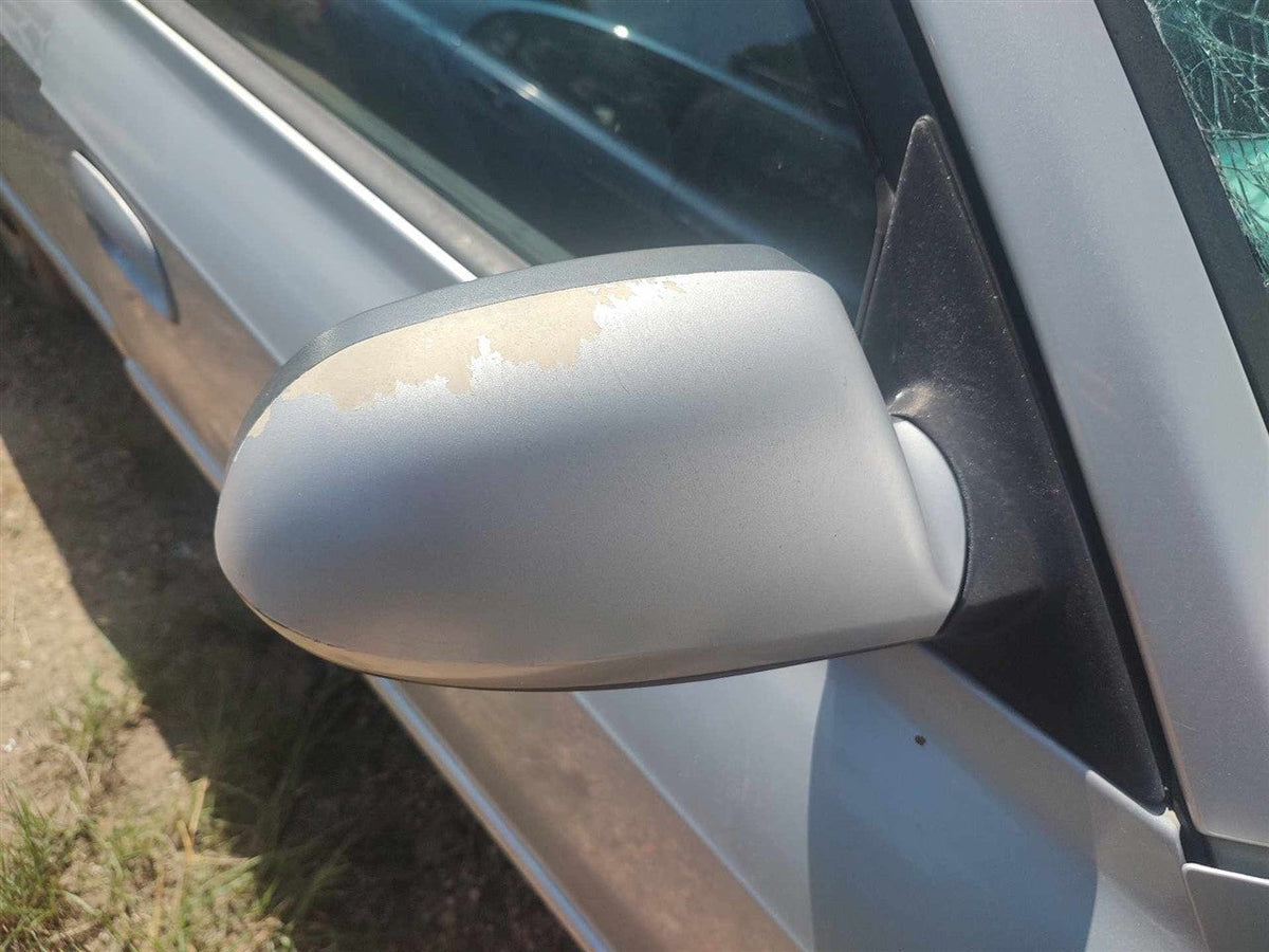 Side View Mirror from a 2005 Hyundai Elantra, right side, photo 1