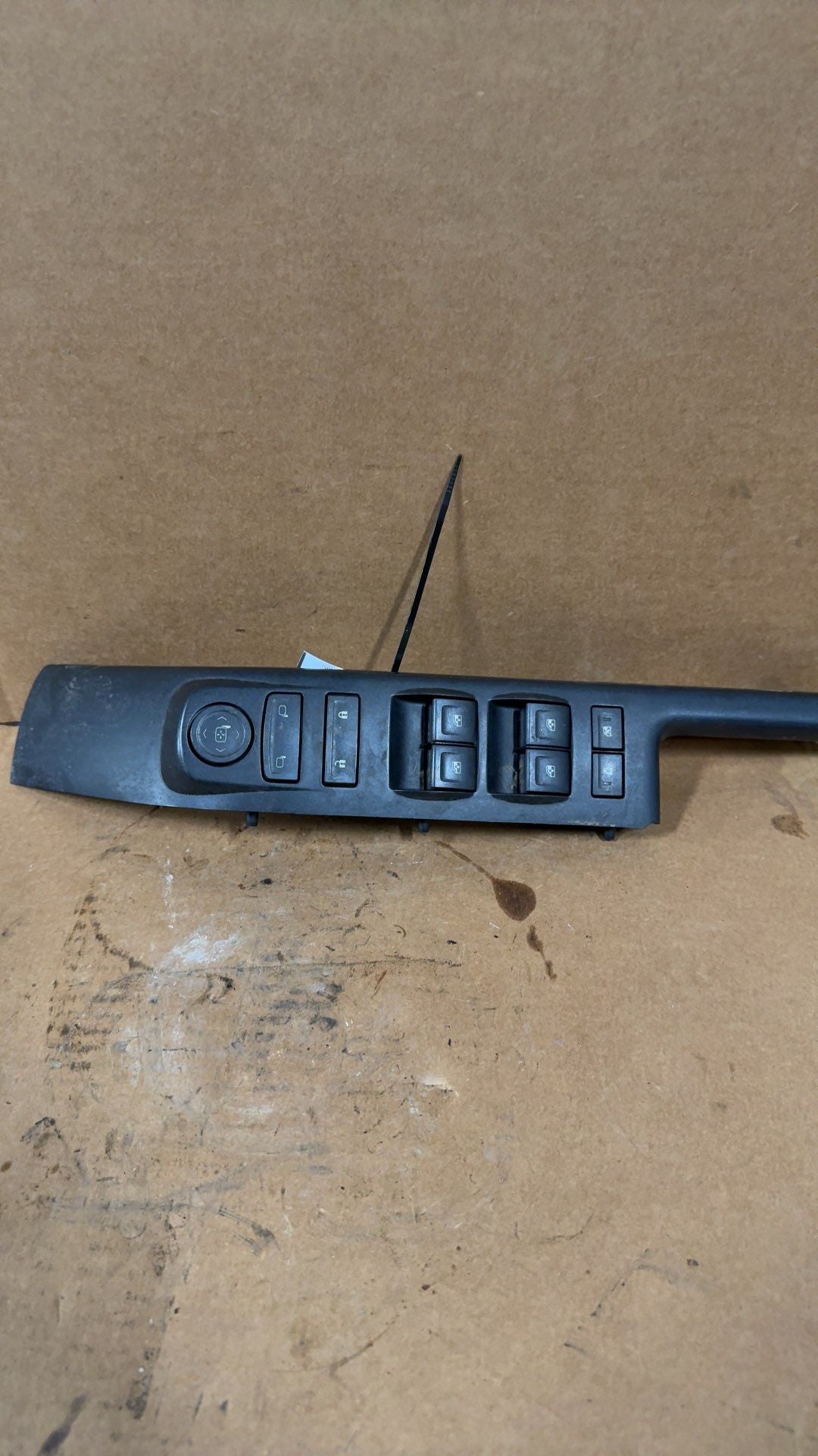 Window Master Switch from a 2018 Chevrolet Silverado 1500, left side, photo 1