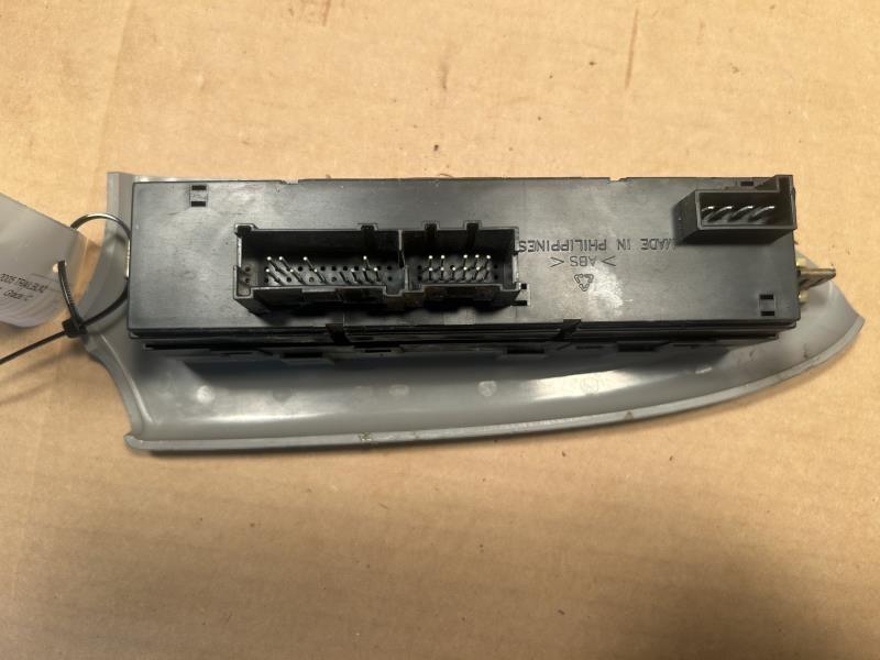 Window Switch from a 2005 Chevrolet Trailblazer, right side, photo 2