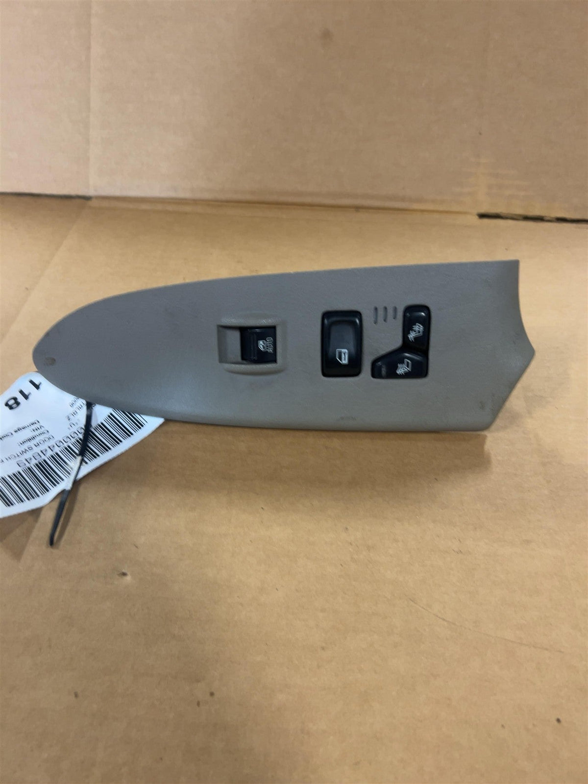 Window Switch from a 2006 Chevrolet, right side, photo 1