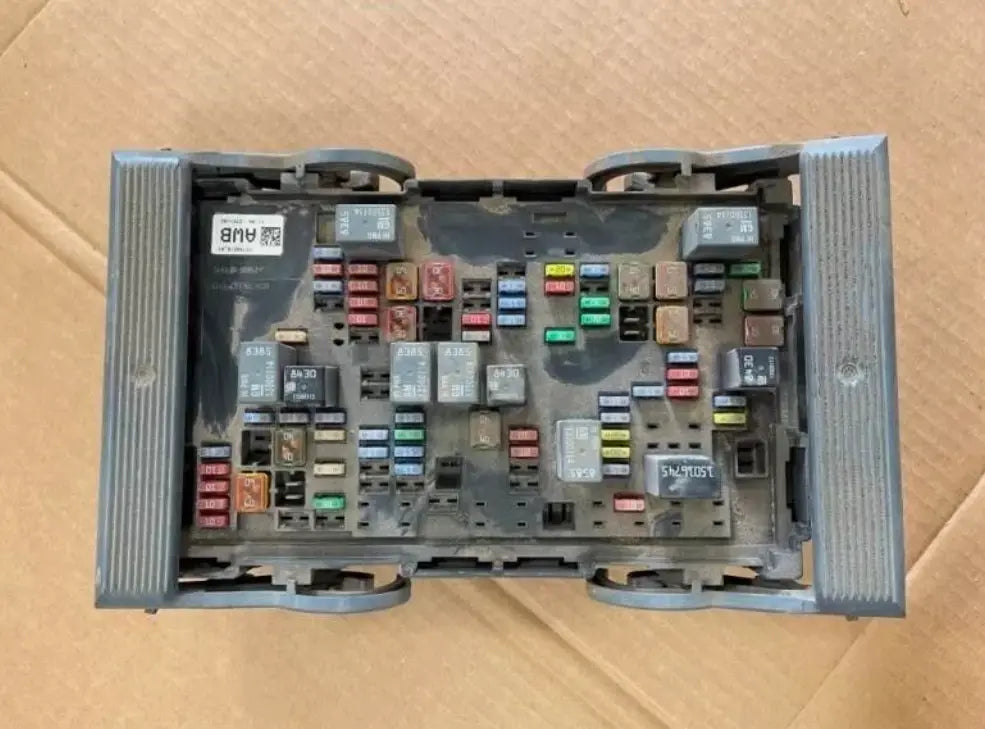 2010-2014 GMC Sierra 2500 Pickup 6.6L Duramax Diesel Fuse Box Engine OEM - Used - Photo 2