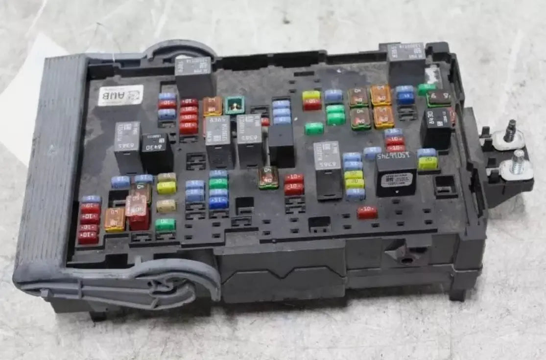 2010-2014 GMC Sierra 2500 Pickup 6.6L Duramax Diesel Fuse Box Engine OEM - Used - Photo 3