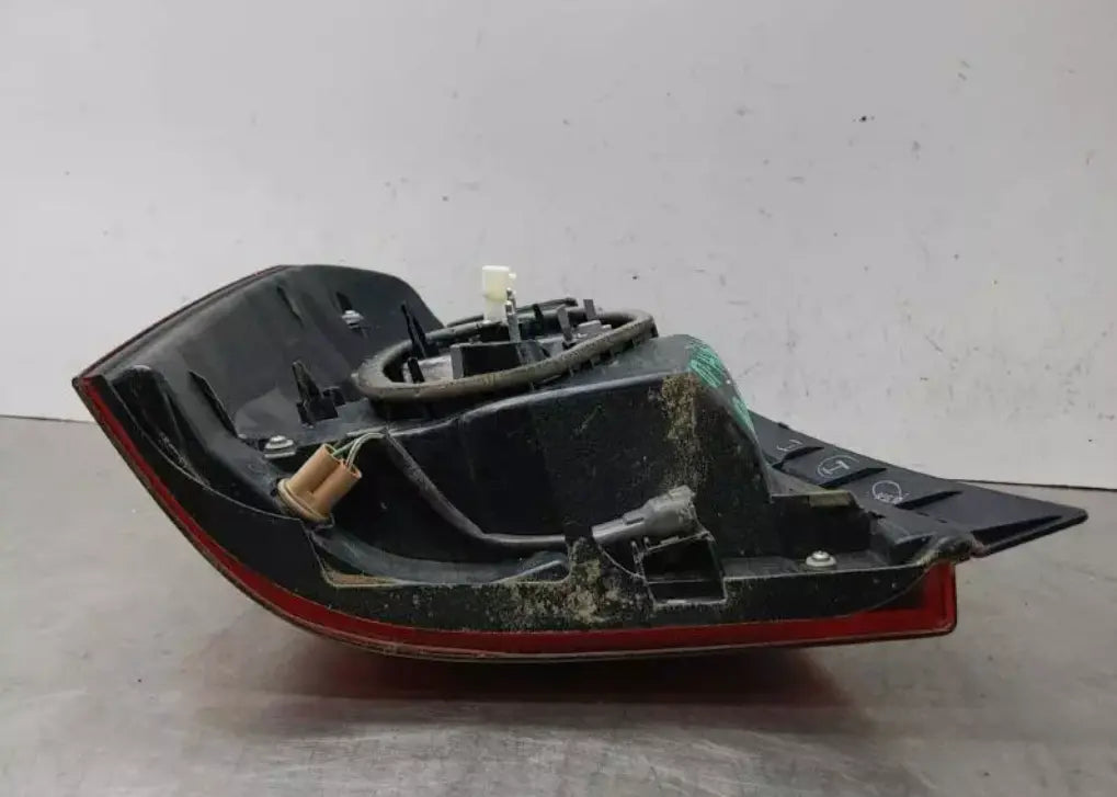 Toyota Highlander 2006-2007 Hybrid Vin W Right Quarter Tail Light Assembly - Used OEM Auto Part