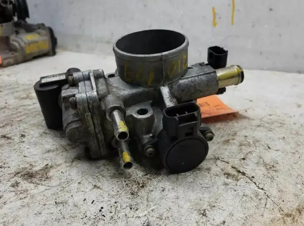 Throttle Body Throttle Valve Assembly ID 0D010 Fits 1998-1999 Toyota COROLLA - Used OEM Auto Part - Photo 2