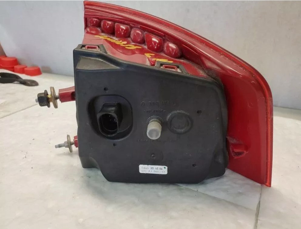 AUDI A8 LH Driver Tail Light Assembly Quarter Panel Mounted OEM 2003 - 2007 - Used - Photo 2