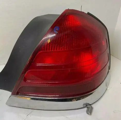 FORD CROWN VICTORIA OEM PASSENGER RIGHT RH TAIL LIGHT LAMP ASSEMBLY 1999-2011 - Used