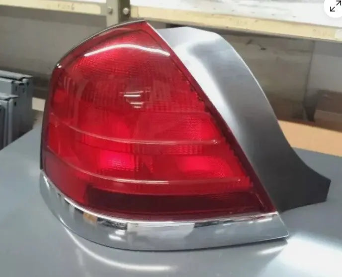 FORD CROWN VICTORIA OEM DRIVER LEFT TAIL LIGHT LAMP ASSEMBLY OUTER LH 1999-2011 - Used - Photo 2