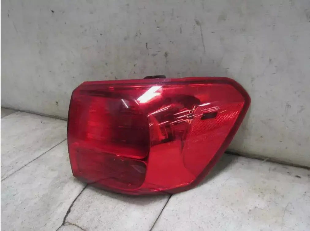 Kia Sedona OEM Rear Right Quarter Panel Mounted Tail Light Taillight 2016-2018 - Used