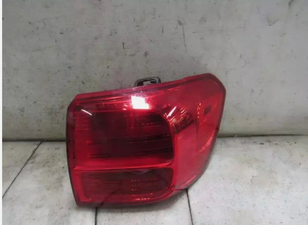 Kia Sedona OEM Rear Right Quarter Panel Mounted Tail Light Taillight 2016-2018 - Used - Photo 2