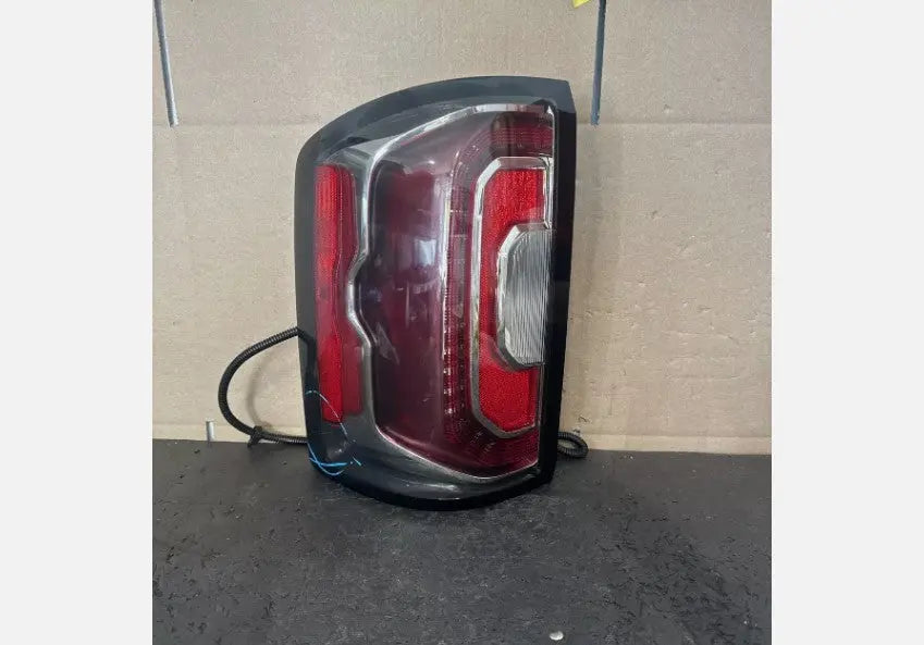 2016-2018 GMC Sierra Denali RH RIGHT PASSENGER Side Tail Light 84071502 OEM 2017 - Used