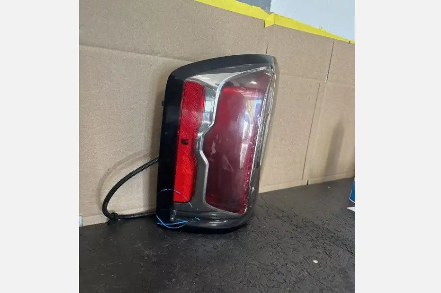 2016-2018 GMC Sierra Denali RH RIGHT PASSENGER Side Tail Light 84071502 OEM 2017 - Used - Photo 2