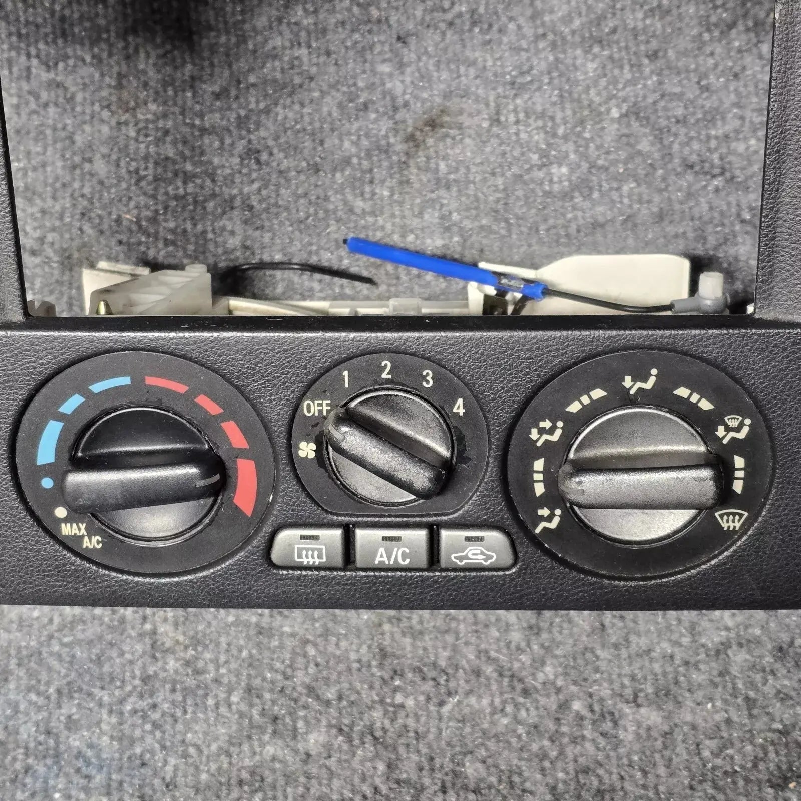 2003-2006 Mitsubishi Outlander AC Heater Climate Control w Bezel - Used OEM Auto Part