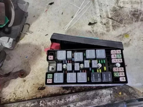 2005-2006 Ford Mustang Fuse Box Engine Assembly OEM - Used