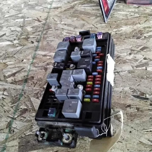 2004-2006 Chevy Colorado GMC Canyon Engine Fuse Box Assembly OEM - Used