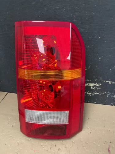 Land Rover LR3 Discovery 3 SE Tail Light Passenger Right OEM 2005-2009 - Used