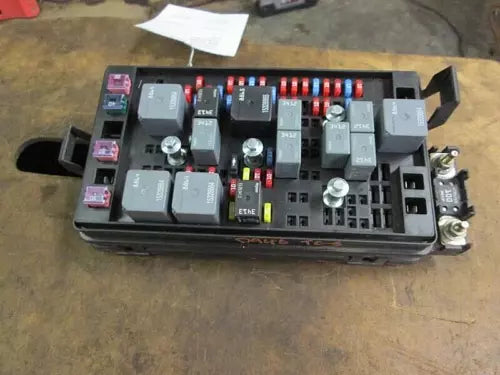 2004-2006 Chevy Colorado GMC Canyon Engine Fuse Box OEM - Used