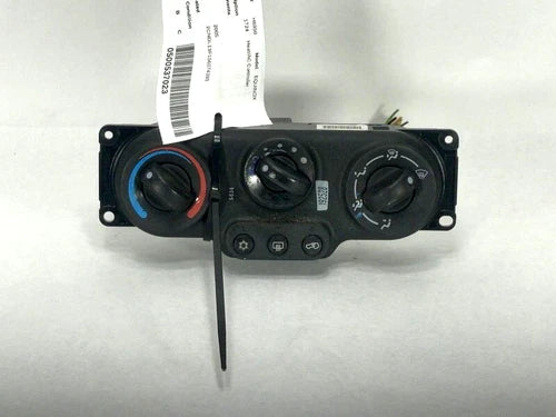 2005 Chevrolet Equinox A/C Heater Temperature Climate Control OEM.. - Used