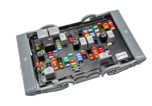 2010 - 2014 GMC Tahoe Yukon Fuse Box Relay Control Module P: 22798214 AV9 OEM - Used