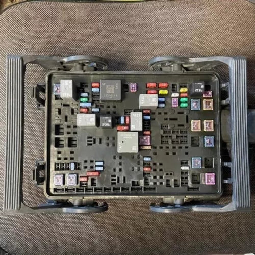 2017-2018 Chevy Silverado 2500 3500 Engine Fuse Box ID 84303174 in Warranty OEM - Used