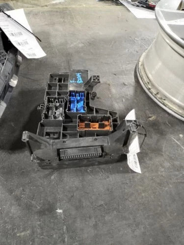 2005 - 2007 Dodge Dakota 4.7L & 3.7L Engine Fuse Box OEM - Used