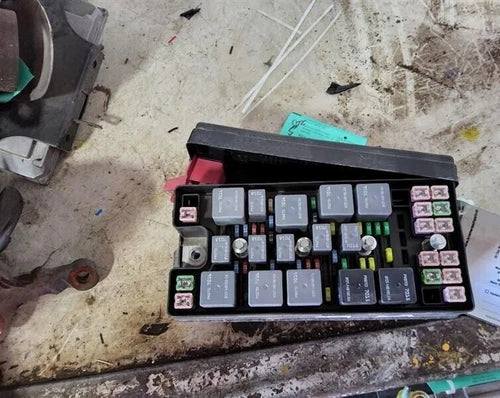 2005-2006 Ford Mustang Engine Fuse Box Assembly OEM - Used