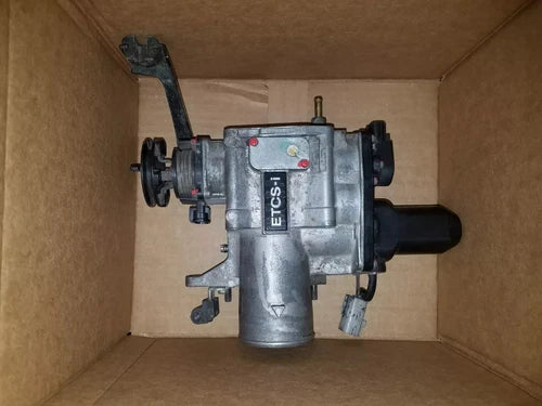 2000 - 2005 LEXUS GS300 IS300 THROTTLE BODY VALVE 89452-30150 ETCS-i 22030-46220 - Used OEM Auto Part