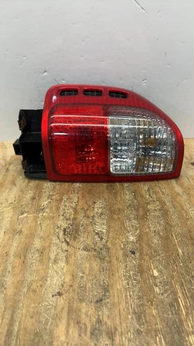 2000-2004 Isuzu Rodeo Rear Left Driver Side Tail Light Assembly Oem