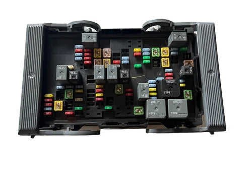 2007-2009 Chevy Suburban, 1500 Pickup, engine FuseBox P/N: 15925042 YS - Used OEM Auto Part