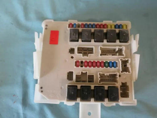 2004 2005 2006 2007 Nissan Armada Infiniti QX56 Engine Fuse Box Assembly OEM - Used