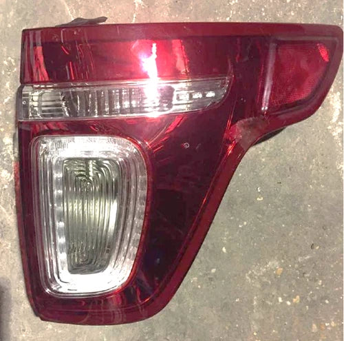 2011-2015 Ford Explorer Passenger RH Tail Light Assembly Twist in Signal OEM - Used