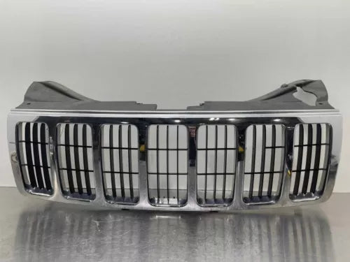 2005-2007 Jeep Grand Cherokee Grille black chrome OEM - Used