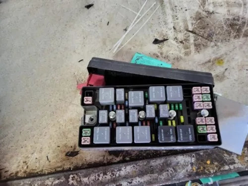 2005-2006 Ford Mustang Engine Fuse Box Assembly OEM 05-06 - Used