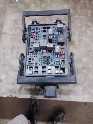 2015-2019 Chevy Silverado 2500 3500 Engine Fuse Box 6.6L - Used OEM Auto Part