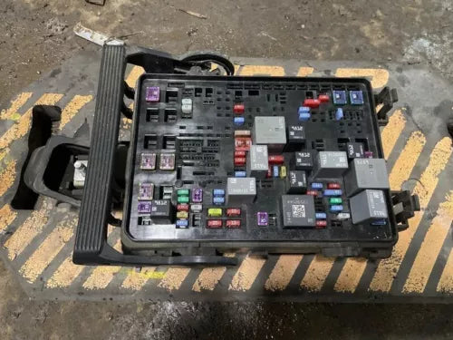 2015-2019 GMC Sierra 2500 3500 Pickup Engine Fuse Box ID 84303174 Factory OEM - Used