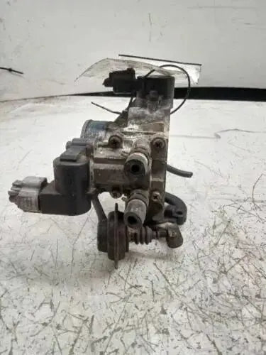 Toyota Camry 2.2L Throttle Body Valve Assembly 2000-2001 WARRANTY - Used OEM Auto Part